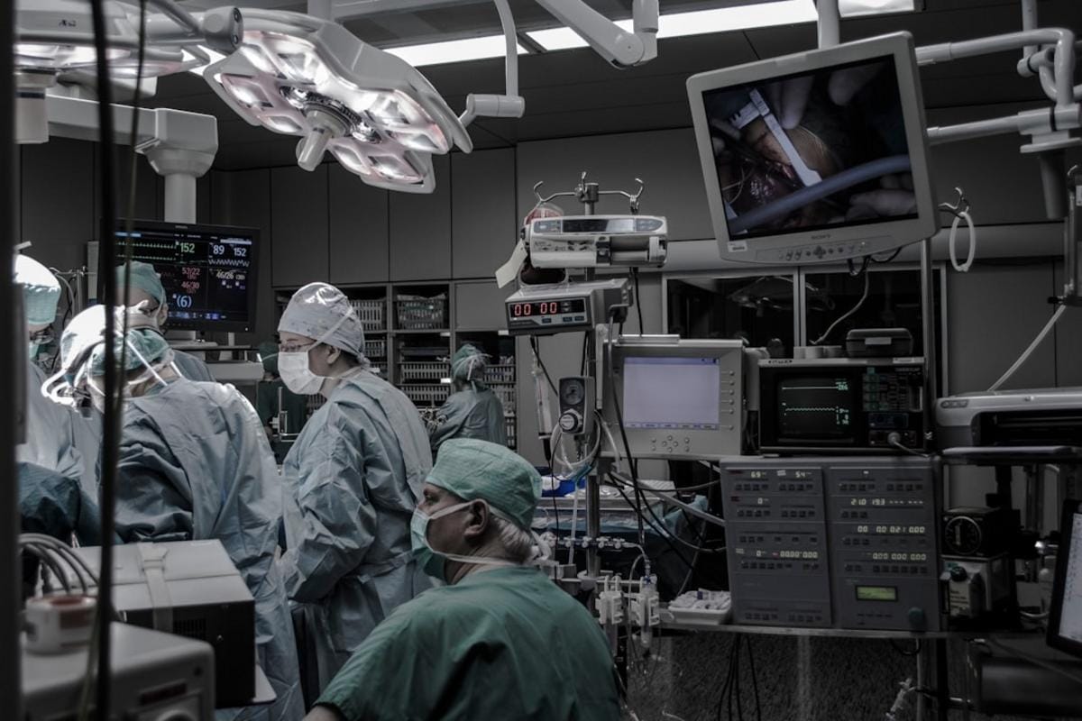 dijital sağlık platformu İnsanların bilgisayar veya mobil cihazlar üzerinden klinik ve hastane bilgilerini kontrol ettiği modern bir bilgi platformu