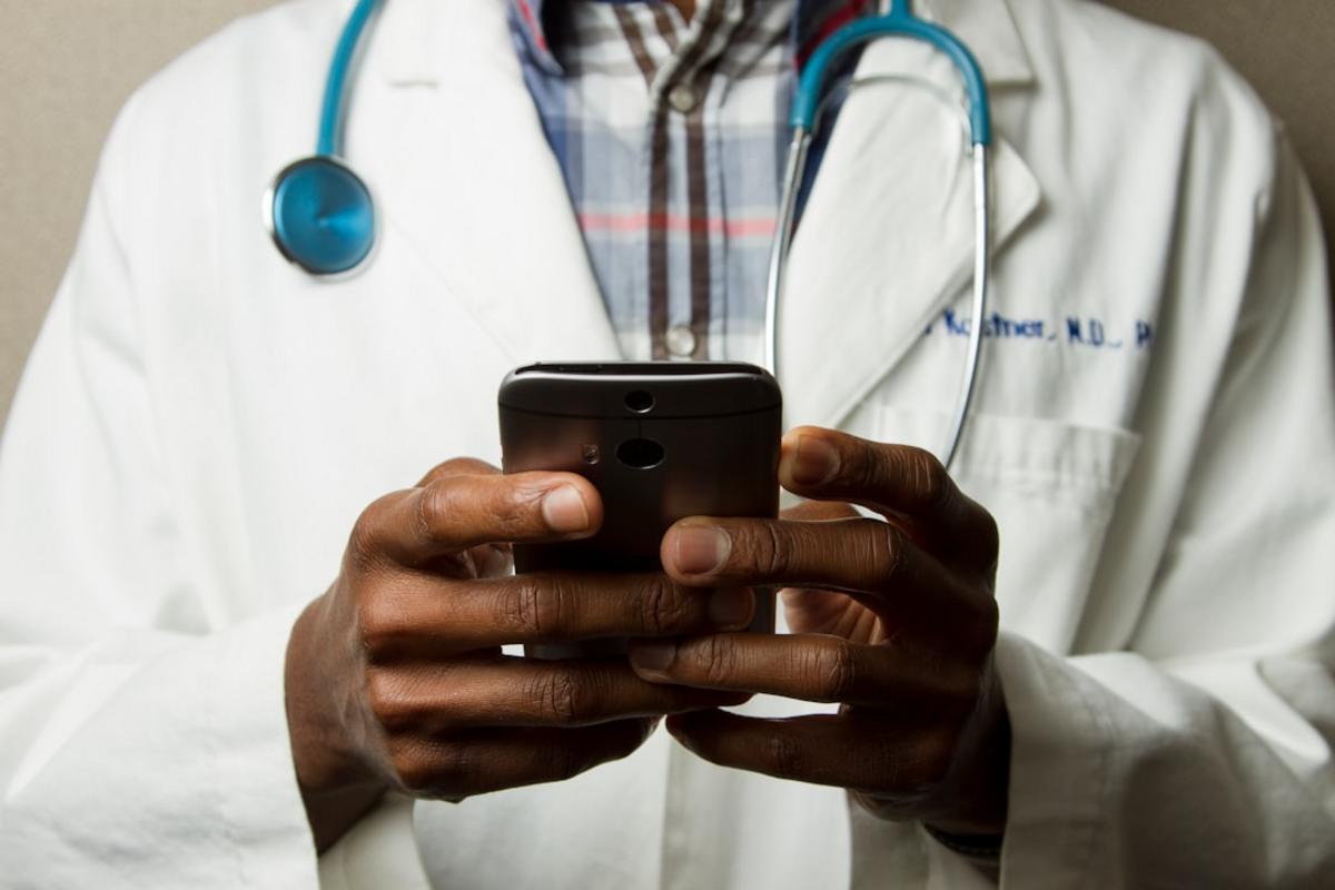 dijital sağlık platformu Görüntü - Hasta ve doktor arasında modern dijital iletişim ortamı, sağlık platformu ekranları