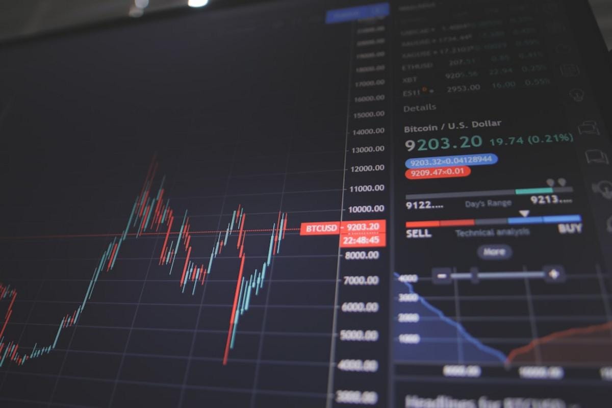 Stock analyst presenting financial performance charts and future outlooks for Hinge Health