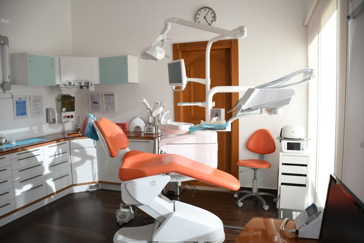 modern diş kliniği iç tasarımı ve teknolojik ekipmanlarla donatılmış bir diş kliniği görseli