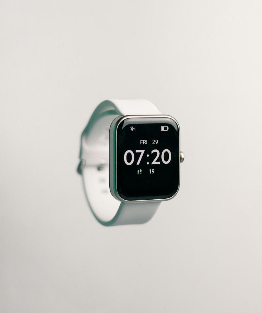 Galaxy Watch güncelleme A futuristic Samsung Galaxy Watch with health monitoring features.